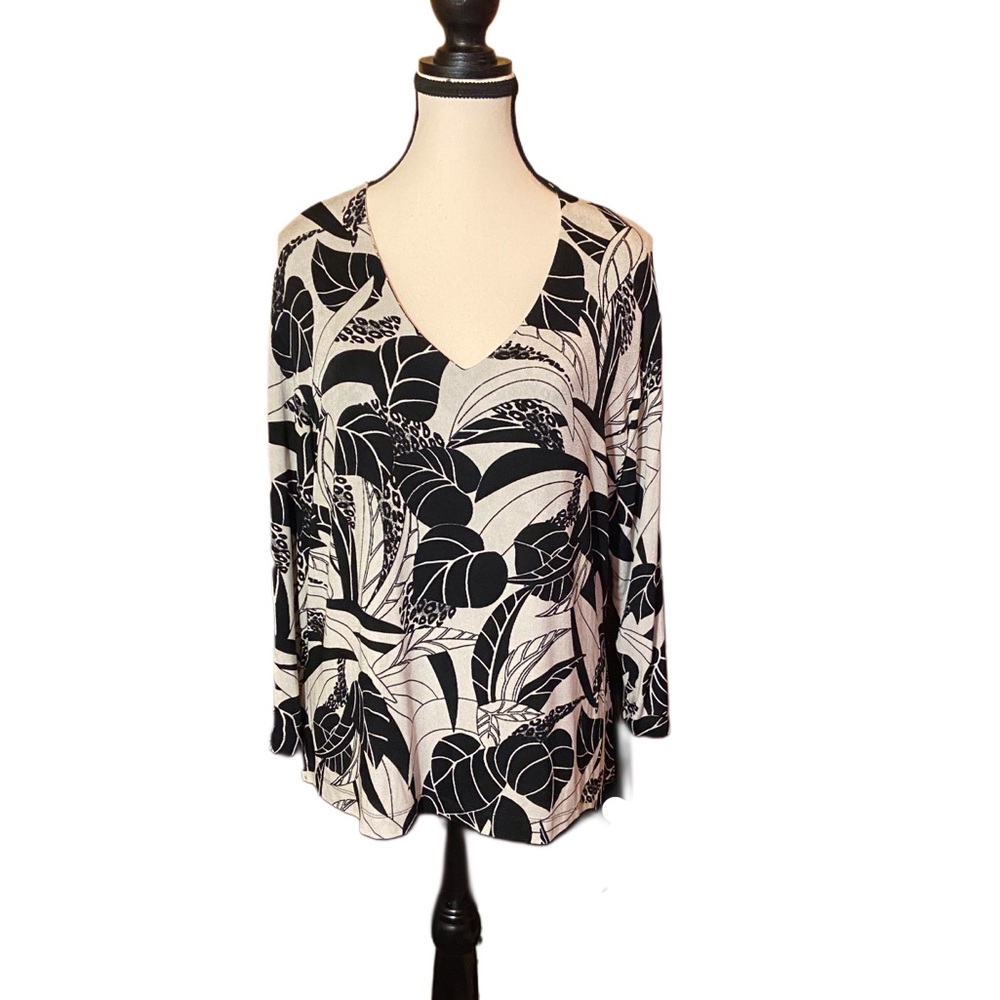 SOLD Chico’s Travelers Black & White V-Neck XL